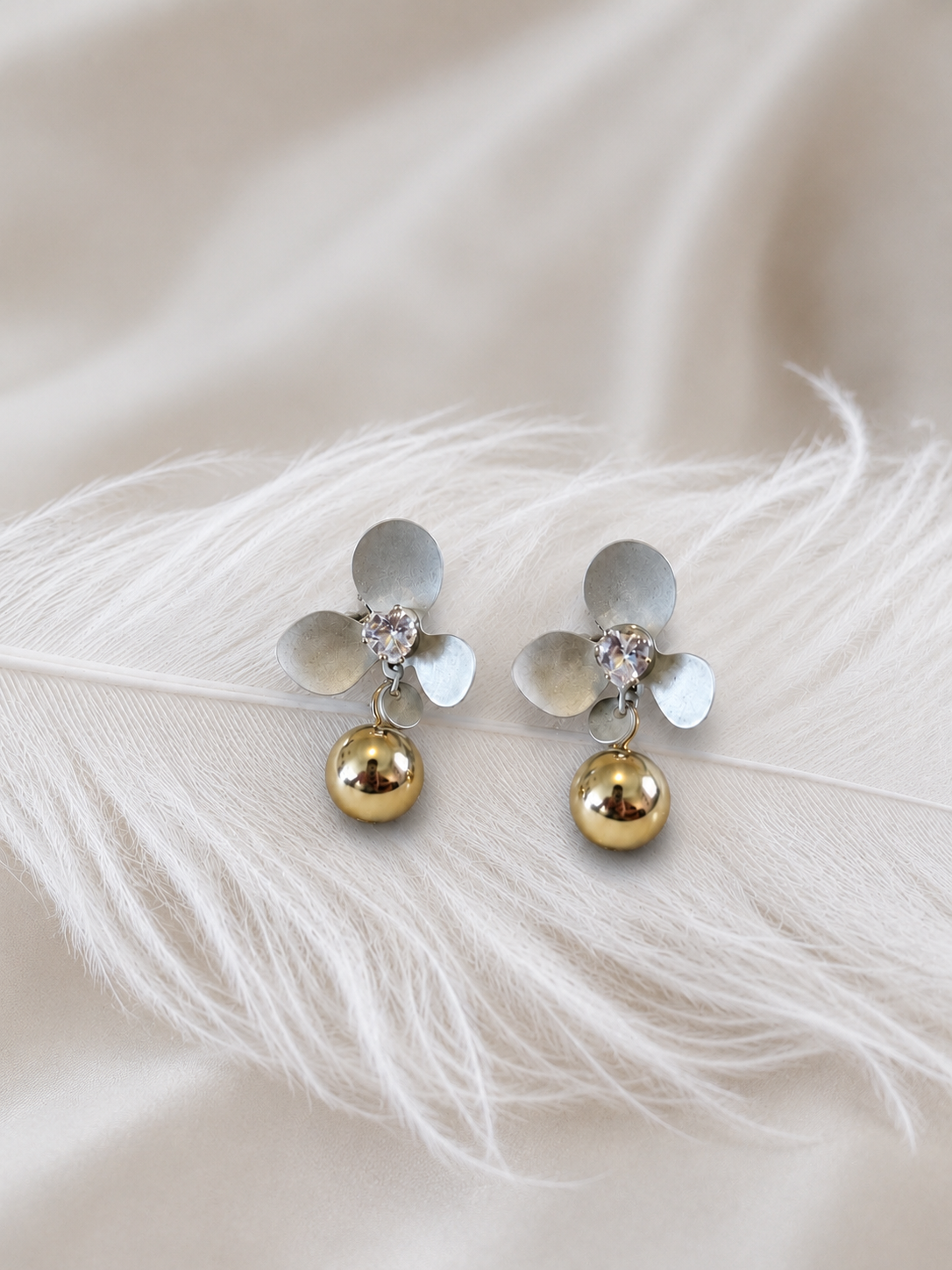 Fleur Chic Grey Earrings